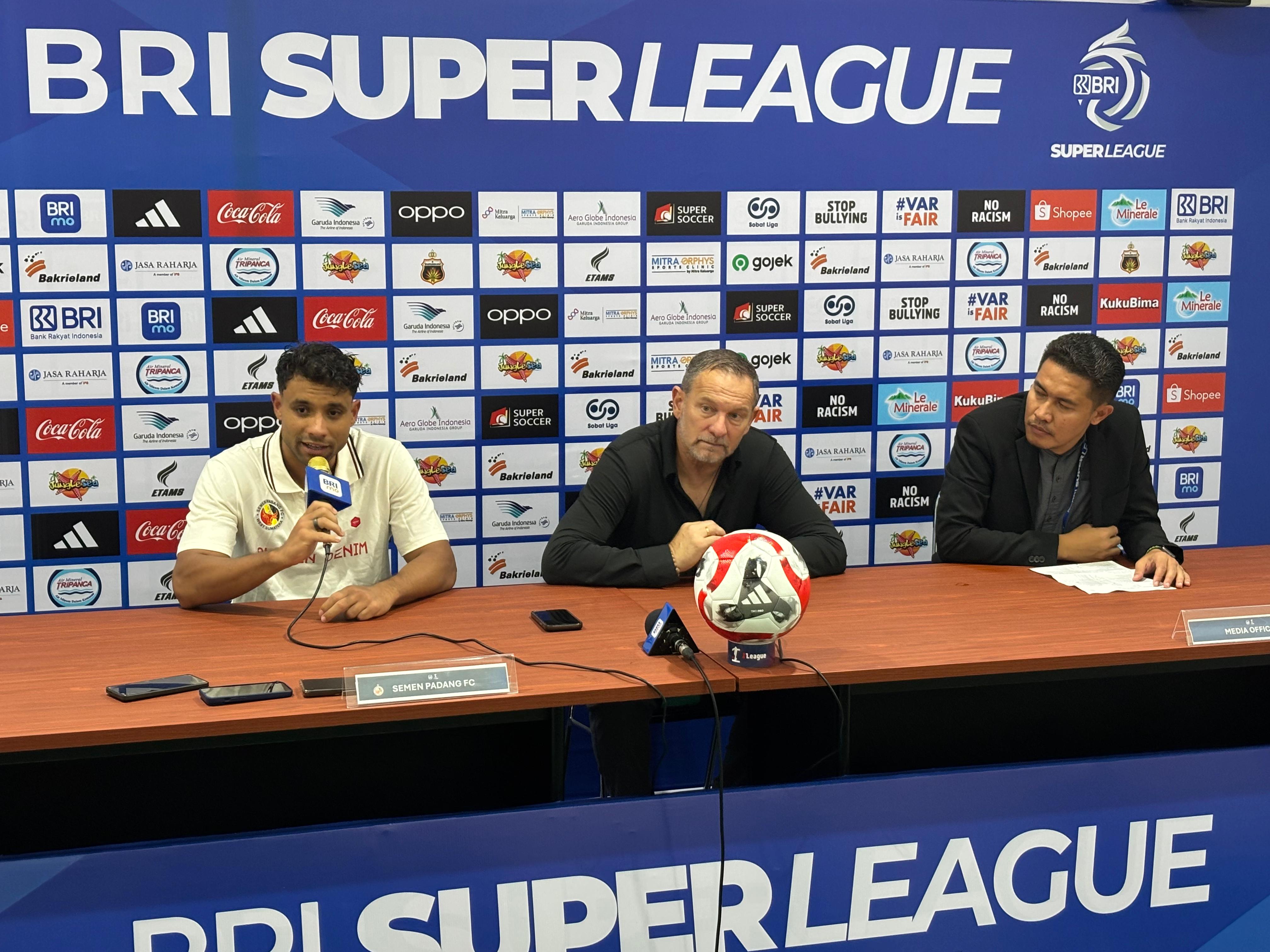 Dejan Antonic Dan Kianz Froese Saat Sesi Wawancara Setelah Pertandingan (Foto: Semen Padang FC)
